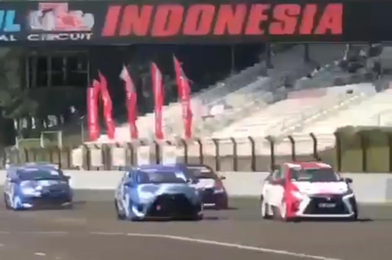 Avan Abdullah (Yaris biru) melakukan start brilian pada final race ITCR 1600 Max seri 2 ISSOM di Sentul International Circuit Bogor 