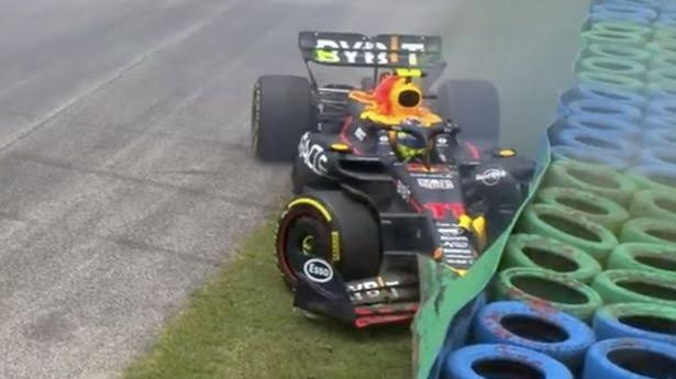 RB19 yang bonyok di sesi awal GP Hungaria hari ini, makin menyulitkan Sergio Perez di tim Red Bull. (Foto: themirror)