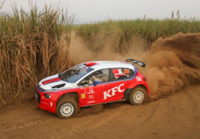 Aksi Sean Gelael dengan status perally eksebishi menggunakan Citroen C3 R5 mencetak waktu tercepat pada SS2 Kejurnas Sprint Rally 2023 di Lawang, Malang 