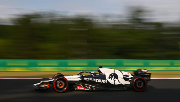 Aksi perdana Daniel Ricciardo di atas AlphaTauri, sementara dalam status positif. (Foto: alphataurif1)