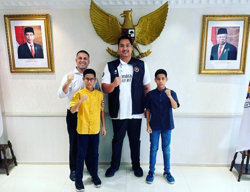 Pegokart kembar Rasyad dan Risyad didampingi yang ayah Sammy Hilabi saat diterima Menpora Dito Ariotedjo di kantor Kemenpora Senayan Jakarta belum lama ini 