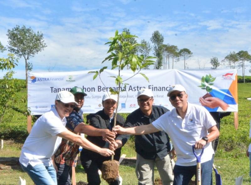Suparno Djasmin Director in Charge Astra Financial, ikut dalam penanaman pohon di sungai Ciliwung