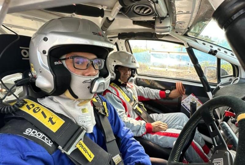 Azzuri Maldini Rodrinata didampingi navigator NF Yitno dari SWM Motorsport, bersiap start di Kejurnas Sprint Rally 2023 Malang