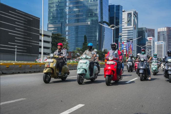 Menikmati momen Vespa GTS Riding Experience jalan protokol ibukota Jakarta