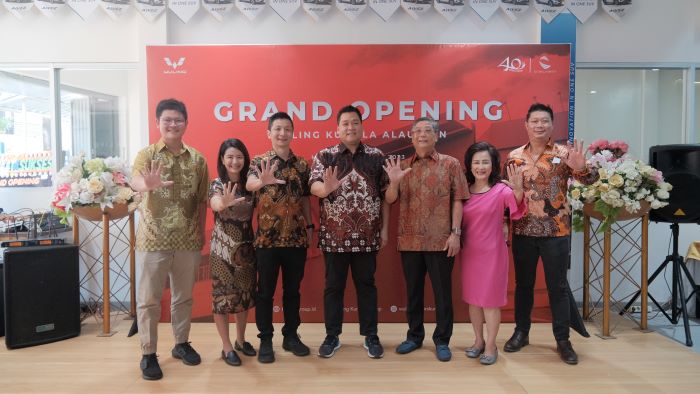 Petinggi diler Wuling Kumala Alauddin pada grand opening dealer baru di kota Makassar, Sulawesi Selatan