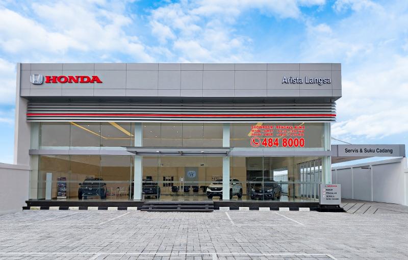 Salah satu dealer Honda yang diresmikan secara bersamaan di Pulau Sumatra