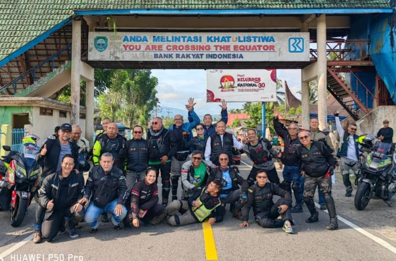 Ulang Tahun Dedengkot Legend Riders Irwan Rachim, Dirayakan Di Bawah Tugu Garis Katulistiwa Sumatra Barat