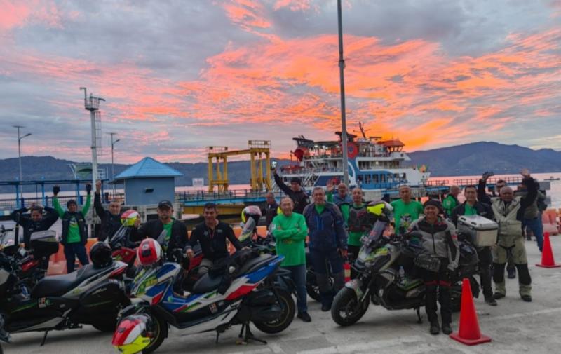 Peserta Evalube Legend Riders Tour of Sumatra menikmati matahari terbit di Pulau Samosir sebelum menuju kota Medan di Sumatra Utara. 