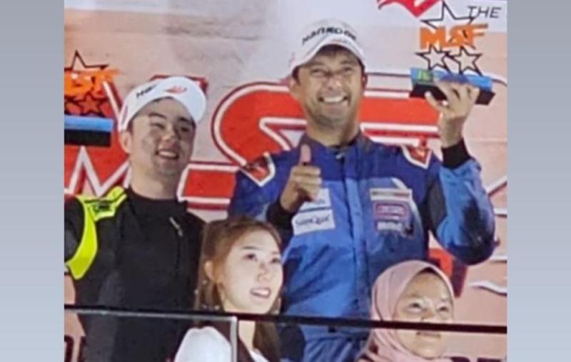Umar Abdullah di podium juara round 3 kejuaraan Malaysia Series Festival Super Turismo 2023 di sirkuit Sepang Malaysia, Minggu (30/7/2023) 