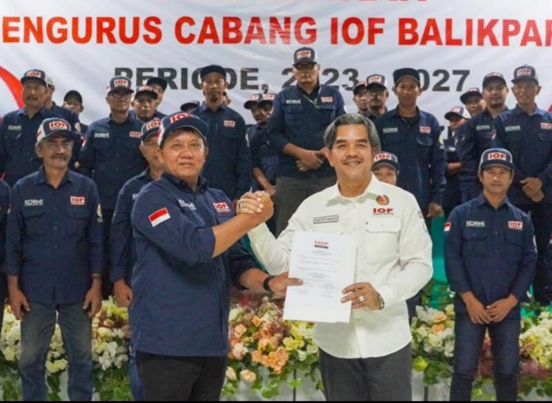 Gatot Koco salam komando dengan H. Arin sebagai Ketua Pengcab IOF Balikpapan Periode 2023-2027. (foto : suci).
