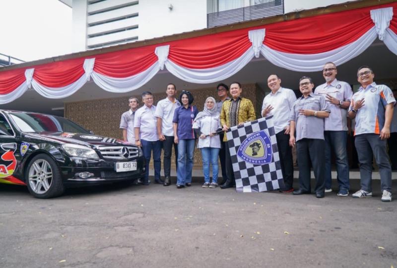 Bamsoet melepas Mercedes Benz Club Indonesia Adventouring Tiga Negara dengan titik kumpul di IKN pada 17 Agustus 2023