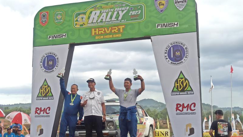 Ronny JS (paling kiri) sukses dominasi Group R di South Borneo Rally 2023 (foto: sya)