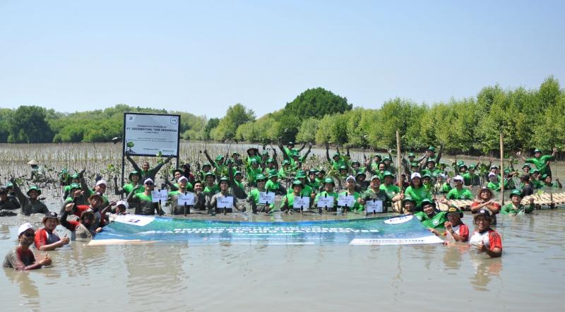 Bridgestone melaksanakan aksi lingkungan dengan menanam pohon mangrove di Bekasi
