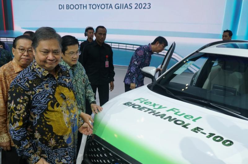 Menteri Perekonomian Airlangga Hartarto didampingi Wakil Presiden Direktur PT Toyota-Astra Motor Henry Tanoto (kanan) meninjau Corolla Cross Etanol 100 di booth Toyota, pameran otomotif GIIAS 2023, Kamis (10/8/2023).
