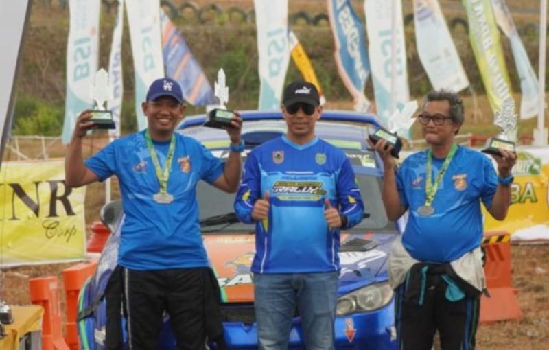 Perally Andi Yusrizal (kiri) dan Lanang Damarjati (kanan), pecah telor menjadi juara 1 kelas F2 di Kejurnas Rally 2023 Kabupaten Tapin, Kalimantan Selatan