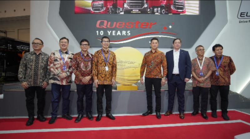 Petinggi UD Truck merayakan satu dekade perjalanan truk Quester di Indonesia