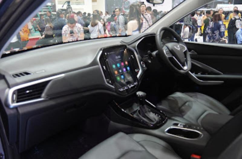 Interior mewah dan kabin depan Wuling New Almaz RS yang modern dan safety ditampilkan di GIIAS 2023