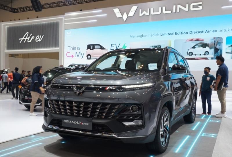 New Almaz RS jadi pusat perhatian pengunjung di booth Wuling pameran otomotif GIIAS 2023