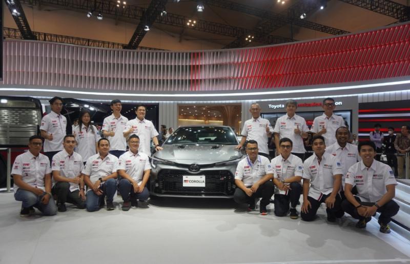 GR Corolla sebagai model terbaru GR di Indonesia, mejeng bersama skuad Toyota Gazoo Racing Indonesia di pameran otomotif GIIAS 2023 