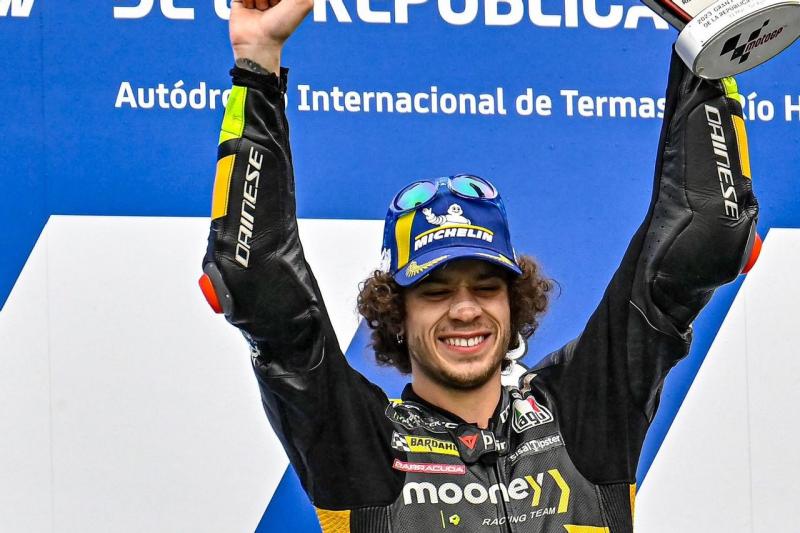 Marco Bezzecchi (Italia/VR46 Ducati) saat menjuarai GP Argentina, kemenangan perdana dirinya dan tim VR46 di MotoGP. (Foto: voi)