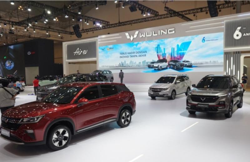 Wuling meline up 14 produk unggulan, termasuk New Almaz RS yang baru diluncurkan pada booth Wuling di GIIAS 2023