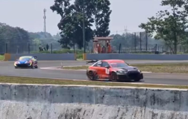 Audi RS3 dengan driver Glenn Nirwan memimpin kelas ITCR 3600 Max balap mobil ISSOM 2023 di Sentul International Circuit Bogor, Minggu (13/8/2023)