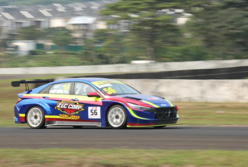 Hyundai Elantra N TCR antar Benny Santoso raih 1 trofi juara dan 1 trofi runner up di ISSOM 2023 round 3, Sentul International Circuit Bogor, Minggu (13/8/20230. (foto2: darmawan)