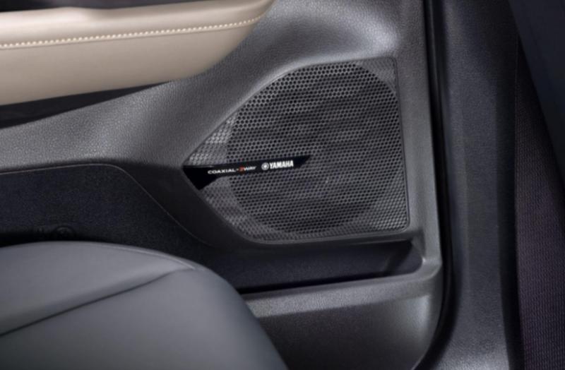 Kabin depan yang mewah dan lapang pada Mitsubishi XFORCE, dilengkapi pula dengan fitur Dynamic Sound Premium dari Yamaha 