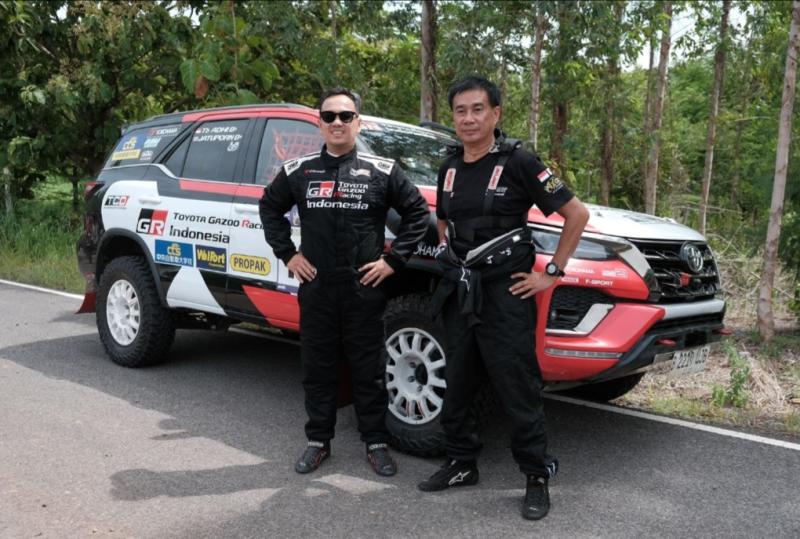 Perally Toyota Gazoo Racing Indonesia TB Adhi (kiri) dan navigator Jatuporn Burakitpachai, melejit ke posisi kedua usai SS3 AXCR 2023 di Thailand hari ini   