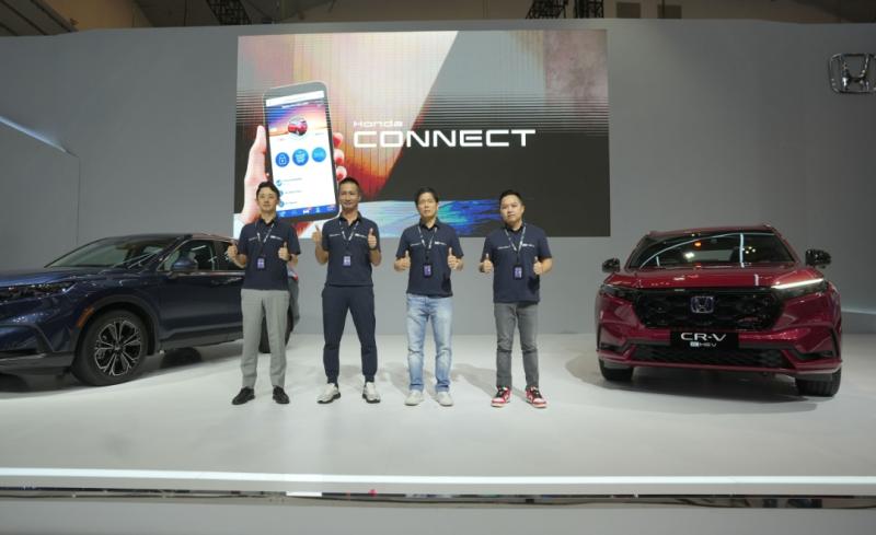 Petinggi Honda memperkenalkan teknologi Honda Connect di booth Honda, GIIAS 2023