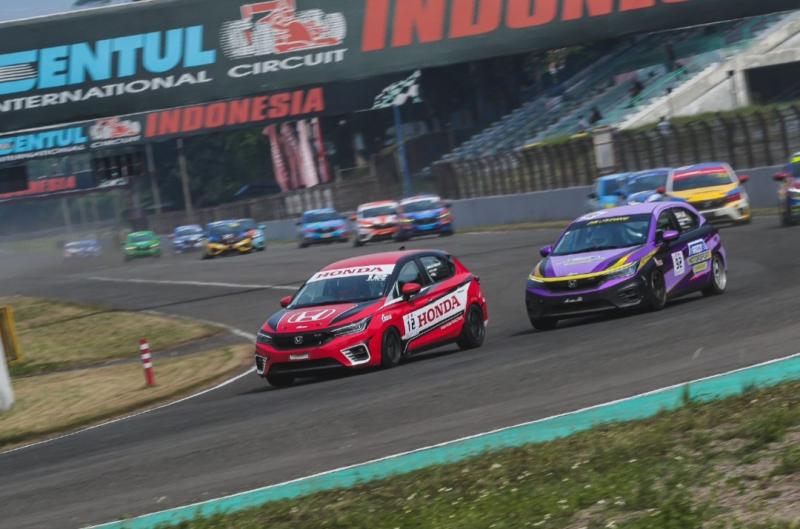 Honda City Hatchback (paling depan) yang dikendarai Avila Bahar alami penurunan top speed pada seri 3 balap mobil ISSOM 2023 di Sentul International Circuit Bogor