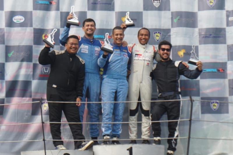 Kiri - kanan : Abi, Umar, Avan, Haridarma dan Wildan di podium kelas ITCR 1600 Max