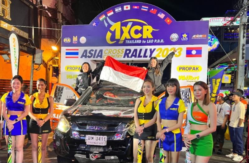  Lody Natasha dan Sasty Laksamana saat melalukan ceremonial start ajang Asia Cross Country Rally 2023 di kota Pattaya, Thailand.