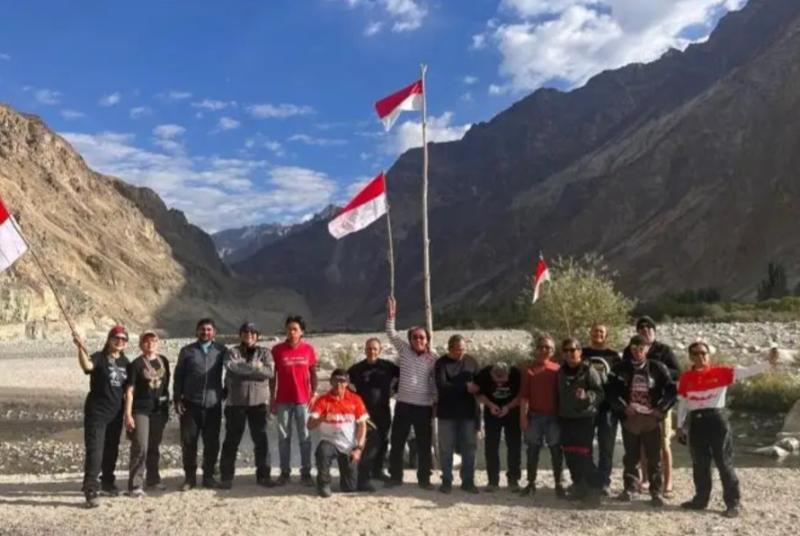 Peserta touring Legend Riders ke gunung Himalaya memperingati HUT RI ke-78 di pinggir Sungai Shyrok, India