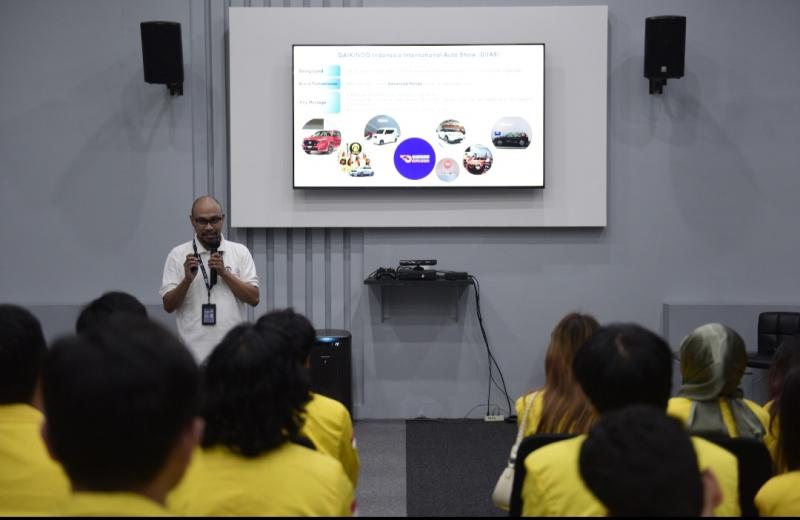  Yulian Karfili, Communication Strategy Senior Manager PT Honda Prospect Motor menjelaskan kepada mahasiswa Universitas Indonesia mengatakan, perdalam pengetahuan strategi pemasaran di GIIAS 2023