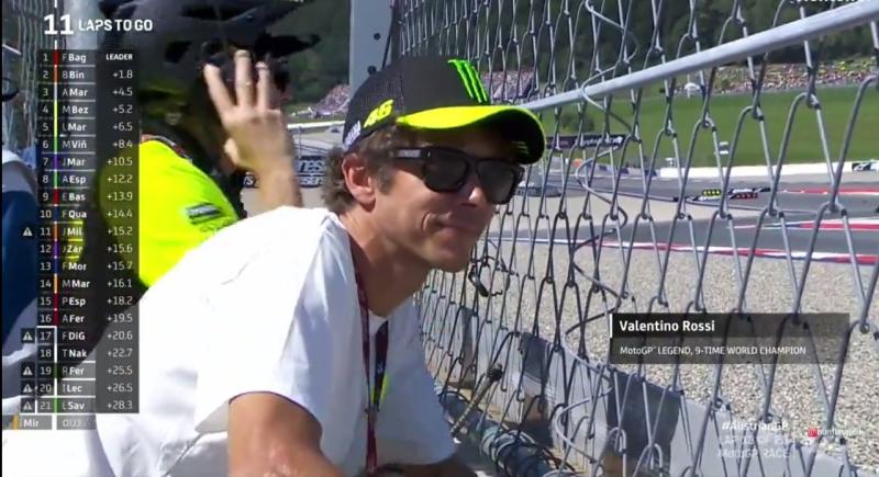 Valentino Rossi saat memantau murid dari balik pagar Red Bull Ring. (Foto: ist)