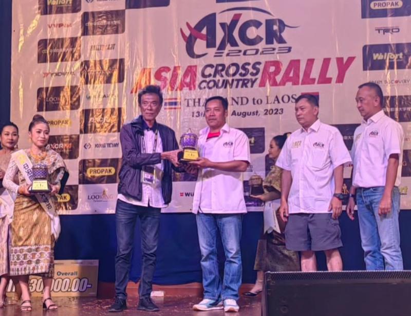 Memen Harianto (tengah) menerima trofi juara AXCR 2023 didampingi Chonlanat Phopipad dan Rimhalsyah. (foto : dok tim)     