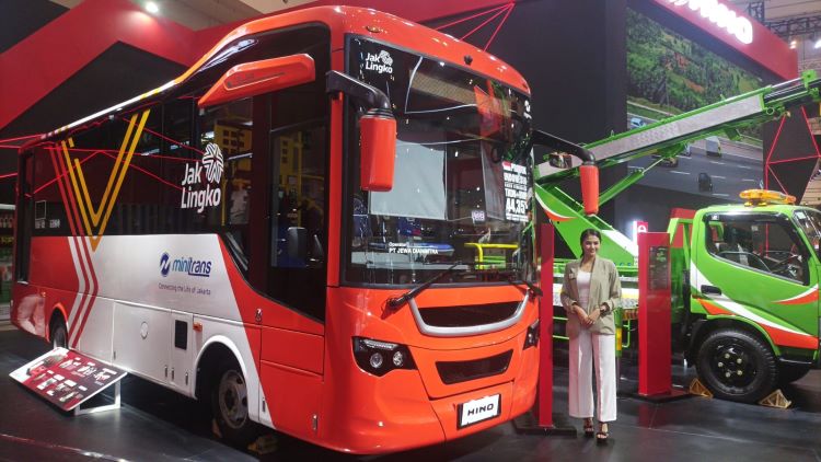 Minitrans Jakarta yang menggunakan bus 4x4 dari Hino untuk transpotasi umum