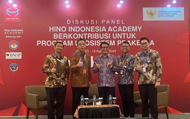 PT Hino Motors Sales Indonesia bekerja sama dengan Kemenko Perekonomian RI gelar diskusi panel di GAIKINDO Indonesia International Auto Show 2023.
