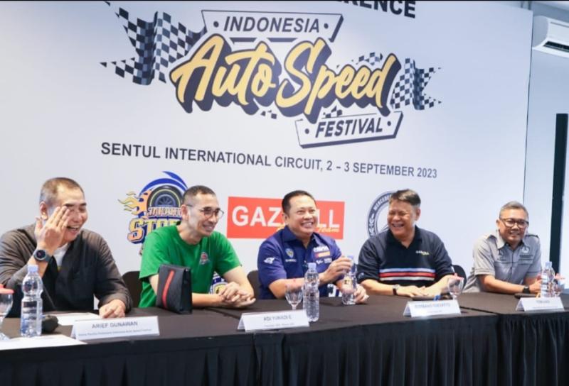 Bamsoet (tengah) saat preskon Indonesia Auto Speed Festival 2023 di Blackstone Jl Hang Jebat Jaksel 