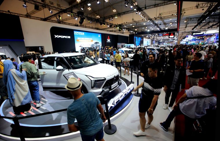 Pengunjung GIIAS 2023 bertemu langsung dengan compact SUV Mitsubishi XForce yang menggoda