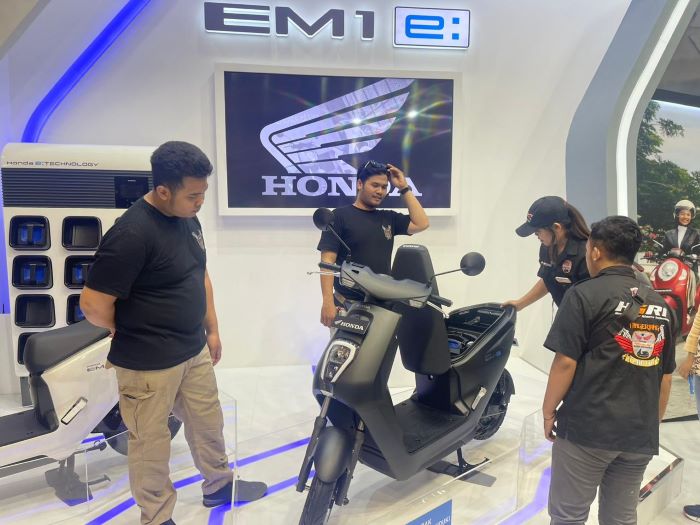 Rider komunitas Honda mengamanti motor listrik mungil Honda EM1 e