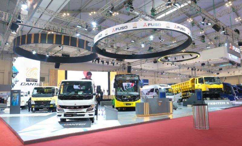 Deretan Truk dan Bus Mitsubishi Fuso di Booth Tiga Berlian pada helatan GIIAS 2023