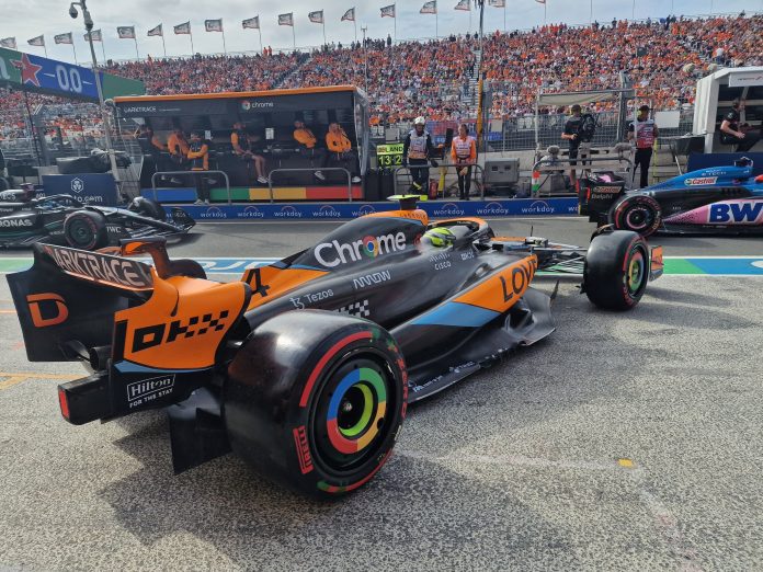 McLaren bermesin Mercedes yang menanti celah mengalahkan Max Verstappen (RBR). (Foto: mclaren)