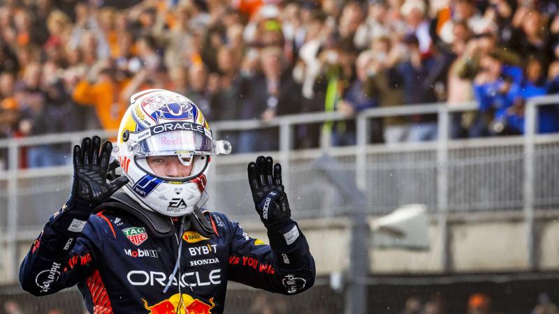 Max Verstappen (Red Bull Racing) acungkan 9 jari usai kemenangan ke-9 berurutan musim ini. (Foto: f1)