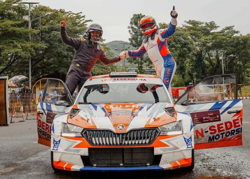 Selebrasi H Putra Rizky dan M Redwan dari LFN Sedehana Motorsport saat juara seri 1 Kejurnas Sprint Rally 2023 di Jalak Harupat