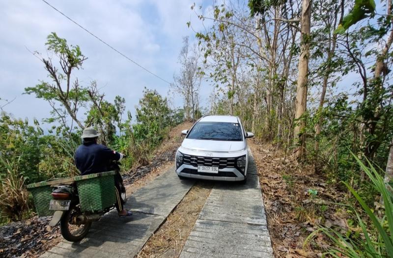 Hyundai Stargazer X andal mengarungi jalan sempit dan menanjak ke Enam Langit Plataran Magelang.(foto : bs
