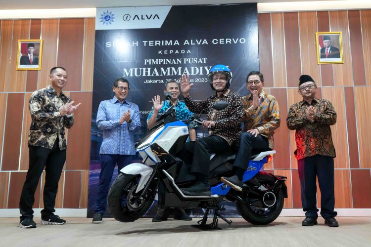 Dukung Pendidikan, ALVA Serahkan 10 Motor Listrik untuk Persyarikatan Muhammadiyah