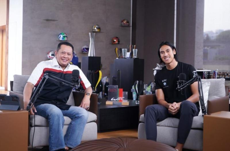 Bamsoet saat mewawancarai pembalap terbaik Indonesia, Sean Gelael dan kiprahnya di dunia balap pada BS Podcast on The Track di IMI TV