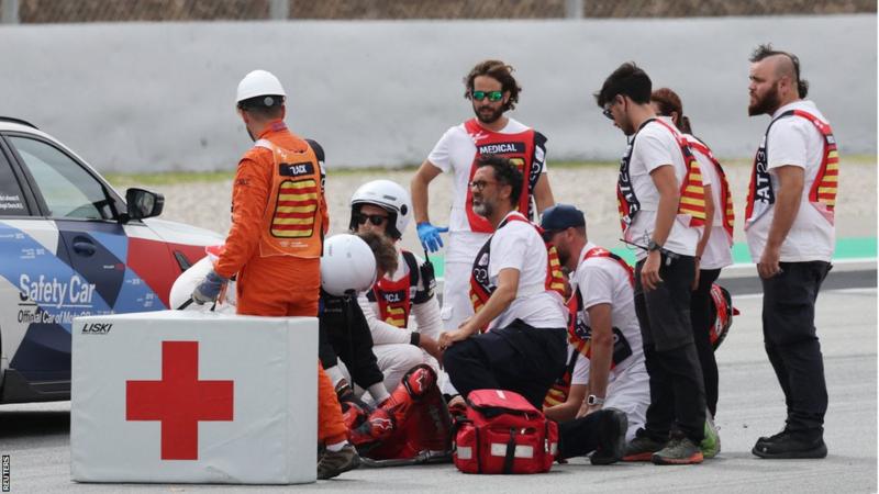 Perlu waktu sekitar setengah jam dalam pertolongan pertama Francesco Bagnaia di trek Catalunya. (Foto: bbc)